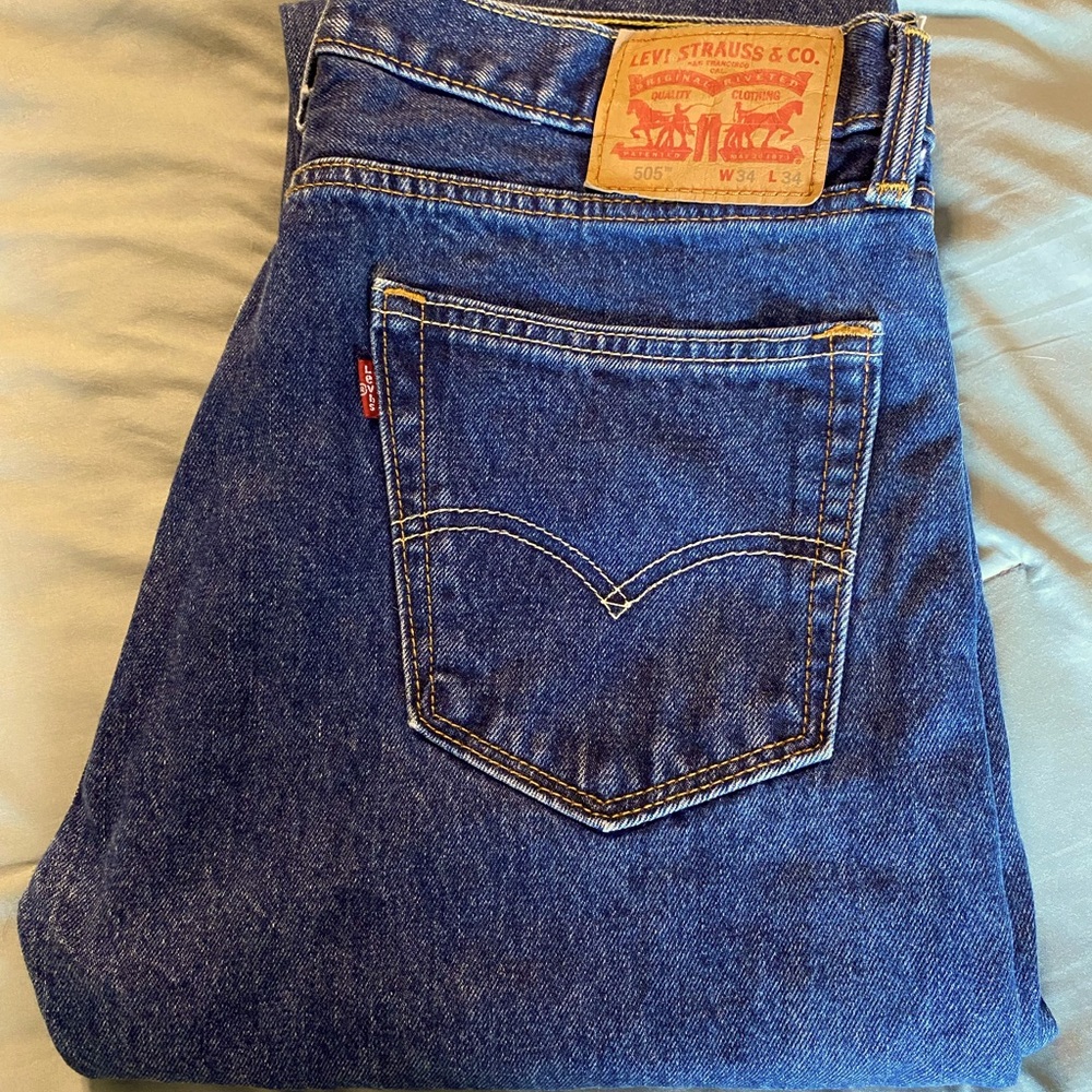 Men’s Levi 550 dark washed straight leg 5 pocket jeans. Size 34x34